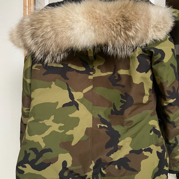 Canada Goose, Camo woman's size M Montebello Parka - Picture 3 of 11